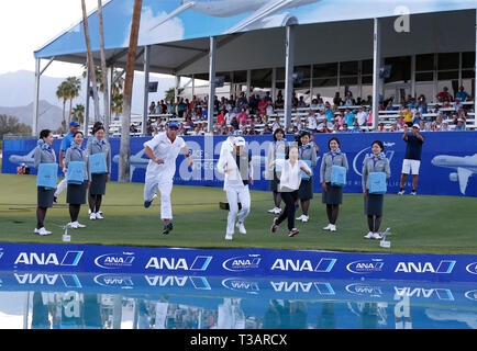 Rancho Mirage, Kalifornien, USA. 07 Apr, 2019. Ihr caddie David Brooker, und Ihr Agent Soo jin Choi Sprung in Poppie der Teich neben der 18 nach dem Gewinn der 2019 LPGA Tour ANA Inspiration Golfturnier am Mission Hills Country Club in Rancho Mirage, Kalifornien. Charles Baus/CSM/Alamy leben Nachrichten Stockfoto