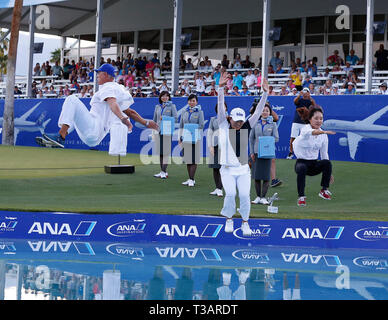 Rancho Mirage, Kalifornien, USA. 07 Apr, 2019. Ihr caddie David Brooker, und Ihr Agent Soo jin Choi Sprung in Poppie der Teich neben der 18 nach dem Gewinn der 2019 LPGA Tour ANA Inspiration Golfturnier am Mission Hills Country Club in Rancho Mirage, Kalifornien. Charles Baus/CSM/Alamy leben Nachrichten Stockfoto