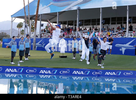 Rancho Mirage, Kalifornien, USA. 07 Apr, 2019. Ihr caddie David Brooker, und Ihr Agent Soo jin Choi Sprung in Poppie der Teich neben der 18 nach dem Gewinn der 2019 LPGA Tour ANA Inspiration Golfturnier am Mission Hills Country Club in Rancho Mirage, Kalifornien. Charles Baus/CSM/Alamy leben Nachrichten Stockfoto