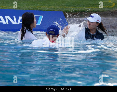 Rancho Mirage, Kalifornien, USA. 07 Apr, 2019. Ihr caddie David Brooker, und Ihr Agent Soo jin Choi feiern, nachdem sie in Poppie der Teich neben der 18 nach dem Gewinn der 2019 LPGA Tour ANA Inspiration Golfturnier am Mission Hills Country Club in Rancho Mirage, Kalifornien. Charles Baus/CSM/Alamy leben Nachrichten Stockfoto