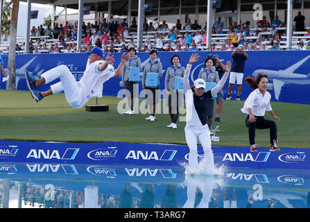 Rancho Mirage, Kalifornien, USA. 07 Apr, 2019. Ihr caddie David Brooker, und Ihr Agent Soo jin Choi Sprung in Poppie der Teich neben der 18 nach dem Gewinn der 2019 LPGA Tour ANA Inspiration Golfturnier am Mission Hills Country Club in Rancho Mirage, Kalifornien. Charles Baus/CSM/Alamy leben Nachrichten Stockfoto