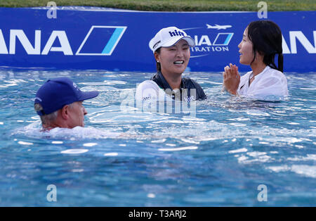 Rancho Mirage, Kalifornien, USA. 07 Apr, 2019. Ihr caddie David Brooker, und Ihr Agent Soo jin Choi feiern, nachdem sie in Poppie der Teich neben der 18 nach dem Gewinn der 2019 LPGA Tour ANA Inspiration Golfturnier am Mission Hills Country Club in Rancho Mirage, Kalifornien. Charles Baus/CSM/Alamy leben Nachrichten Stockfoto