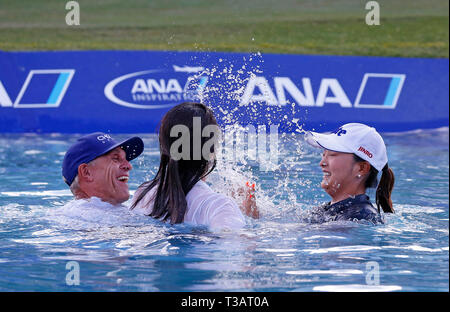 Rancho Mirage, Kalifornien, USA. 07 Apr, 2019. Ihr caddie David Brooker, und Ihr Agent Soo jin Choi feiern, nachdem sie in Poppie der Teich neben der 18 nach dem Gewinn der 2019 LPGA Tour ANA Inspiration Golfturnier am Mission Hills Country Club in Rancho Mirage, Kalifornien. Charles Baus/CSM/Alamy leben Nachrichten Stockfoto