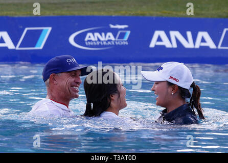 Rancho Mirage, Kalifornien, USA. 07 Apr, 2019. Ihr caddie David Brooker, und Ihr Agent Soo jin Choi feiern, nachdem sie in Poppie der Teich neben der 18 nach dem Gewinn der 2019 LPGA Tour ANA Inspiration Golfturnier am Mission Hills Country Club in Rancho Mirage, Kalifornien. Charles Baus/CSM/Alamy leben Nachrichten Stockfoto