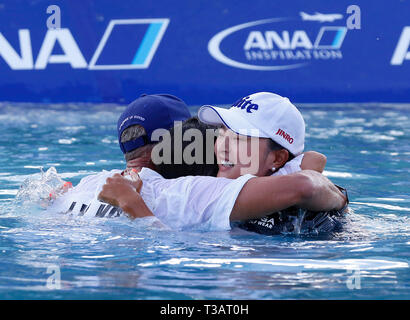 Rancho Mirage, Kalifornien, USA. 07 Apr, 2019. Ihr caddie David Brooker, und Ihr Agent Soo jin Choi feiern, nachdem sie in Poppie der Teich neben der 18 nach dem Gewinn der 2019 LPGA Tour ANA Inspiration Golfturnier am Mission Hills Country Club in Rancho Mirage, Kalifornien. Charles Baus/CSM/Alamy leben Nachrichten Stockfoto