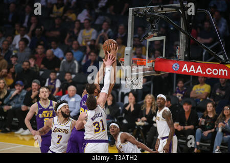 Los Angeles, USA. 7. Apr 2019. Utah Jazz Center Rudy Gobert (27) dunking während der Utah Jazz vs Los Angeles Lakers Spiel bei Staples Center in Los Angeles, CA. Am 7. April 2019. (Foto durch Jevone Moore) Credit: Cal Sport Media/Alamy leben Nachrichten Stockfoto