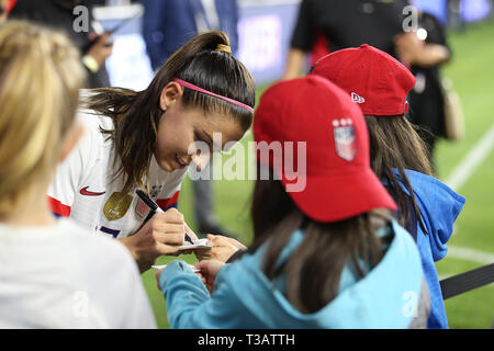 Los Angeles, CA, USA. 7 Apr, 2019. Vereinigte Staaten von Amerika vorwärts Alex Morgan (13) Autogramme für junge Fans nach dem Spiel zwischen Belgien und den USA an Banc von Kalifornien in Los Angeles, CA. USA. (Foto von Peter Joneleit) Credit: Csm/Alamy leben Nachrichten Stockfoto
