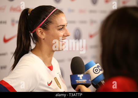 Los Angeles, CA, USA. 7 Apr, 2019. Vereinigte Staaten von Amerika vorwärts Alex Morgan (13) Gespräche mit Medien nach dem Spiel zwischen Belgien und den USA an Banc von Kalifornien in Los Angeles, CA. USA. (Foto von Peter Joneleit) Credit: Csm/Alamy leben Nachrichten Stockfoto