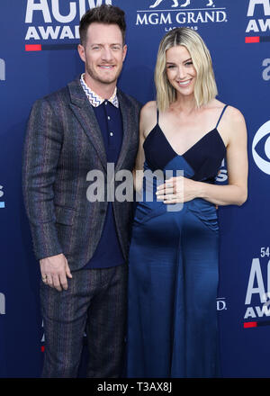 Las Vegas, USA. 07 Apr, 2019. LAS VEGAS, Nevada, USA - April 07: Tyler Hubbard von Florida Georgia Linie und Hayley Hubbard kommen bei der 54 Akademie der Country Music Awards im MGM Grand Garden Arena am 7. April 2019 in Las Vegas, Nevada, USA. (Foto von Xavier Collin/Image Press Agency) Quelle: Bild Presse Agentur/Alamy leben Nachrichten Stockfoto