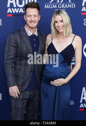 Las Vegas, USA. 07 Apr, 2019. LAS VEGAS, Nevada, USA - April 07: Tyler Hubbard von Florida Georgia Linie und Hayley Hubbard kommen bei der 54 Akademie der Country Music Awards im MGM Grand Garden Arena am 7. April 2019 in Las Vegas, Nevada, USA. (Foto von Xavier Collin/Image Press Agency) Quelle: Bild Presse Agentur/Alamy leben Nachrichten Stockfoto
