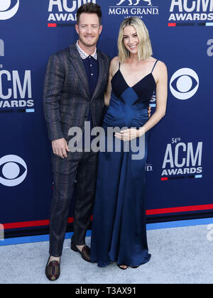 Las Vegas, USA. 07 Apr, 2019. LAS VEGAS, Nevada, USA - April 07: Tyler Hubbard von Florida Georgia Linie und Hayley Hubbard kommen bei der 54 Akademie der Country Music Awards im MGM Grand Garden Arena am 7. April 2019 in Las Vegas, Nevada, USA. (Foto von Xavier Collin/Image Press Agency) Quelle: Bild Presse Agentur/Alamy leben Nachrichten Stockfoto