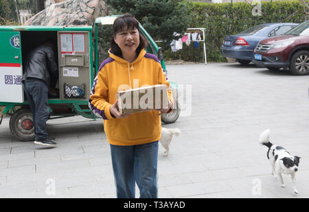 (190408) - Hangzhou, April 8, 2019 (Xinhua) - 58-jährige Chen Heng erhält eine Lieferung in Gangdong Dorf Yuhang Bezirk von Hangzhou, der East China Zhejiang Provinz, 29. März 2019. 2017, Zhu Ronglin hatte eine Idee, einige ältere Menschen einladen, in seiner Villa zu leben, dass Sie sich aufhängen können und kümmern sich um einander. Er veröffentlicht die Informationen auf der Zeitung und einige Bürger, die interessiert waren, um seine Villa nach dem Bezahlen für Ihre grundlegenden Livings verschoben. Nun, es gibt ein Dutzend lebende ältere Menschen in seiner Villa und Sie erledigen die Hausarbeit und Unterhaltung zusammen teilnehmen Stockfoto