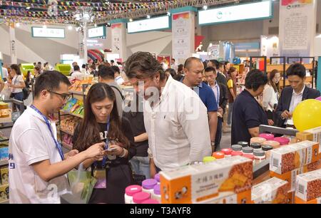 (190408) - chongqing, April 8, 2019 (Xinhua) - Bürger kaufen eingeführten Waren in China Chongqing internationale Investitionen und Global Sourcing Messe in Chongqing, im Südwesten von China, 19. Mai 2016. Russische Eis. Georgischen Wein. Aus italienischem Leder. Kenianische Dekorationen. Ausländische Rohstoffe sind ein Erfolg im Südwesten Chinas geworden, da der Riemen und die Straße Initiative gewinnt weiter an Fahrt. In Chongqing Gemeinde, einer verklebten Trading Center, das etwa 10 km von der Stadt angezogen hat unzählige individuelle und Kunden des Konzerns in der Hoffnung, den begehrten, aber billige ausländische Rohstoffe zu kaufen, nach China um fr transportiert Stockfoto