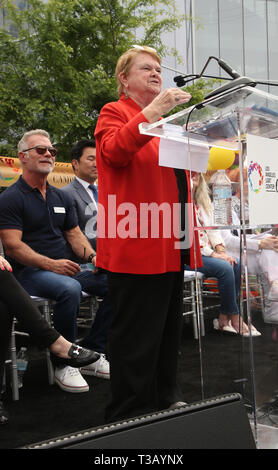 Los Angeles, Ca, USA. 7 Apr, 2019. Sheila Kuehl, bei der Eröffnung des Los Angeles der LGBT-Zentrum Anita Mai Schloss Rosenstein Campus an Anita Mai Schloss Rosenstein Campus in Los Angeles, Kalifornien, April 7, 2019. Credit: MediaPunch Inc/Alamy leben Nachrichten Stockfoto