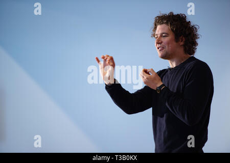 Berlin, Deutschland. 08 Apr, 2019. Robin Ticciati, Chefdirigent des Deutschen Symphonie-Orchesters für die Saison 2019/20, spricht auf einer Pressekonferenz im Panorama des Pergamonmuseums zusammen mit Alexander Steinbeis, Orchester Direktor. Credit: Lisa Ducret/dpa/Alamy leben Nachrichten Stockfoto