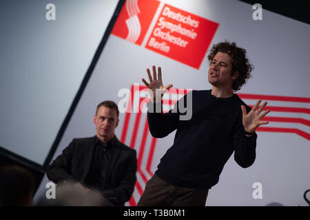 Berlin, Deutschland. 08 Apr, 2019. Robin Ticciati (r), Chefdirigent des Deutschen Symphonie-Orchesters für die Saison 2019/20, spricht auf einer Pressekonferenz im Panorama des Pergamonmuseums zusammen mit Alexander Steinbeis, Orchester Direktor. Credit: Lisa Ducret/dpa/Alamy leben Nachrichten Stockfoto