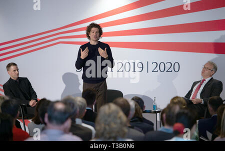 Berlin, Deutschland. 08 Apr, 2019. Robin Ticciati (M), Chefdirigent des Deutschen Symphonie-Orchesters für die Saison 2019/20, spricht auf einer Pressekonferenz im Panorama des Pergamonmuseums neben Alexander Steinbeis (l), Orchester Direktor und Matthias Kühnle (r), Orchester Direktor. Credit: Lisa Ducret/dpa/Alamy leben Nachrichten Stockfoto