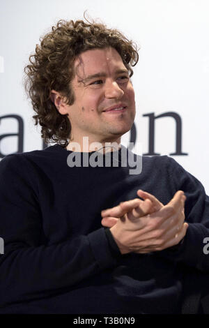 Berlin, Deutschland. 08 Apr, 2019. Robin Ticciati, Chefdirigent des Deutschen Symphonie-Orchesters für die Saison 2019/20, begrüßt eine Pressekonferenz im Panorama des Pergamonmuseums. Credit: Lisa Ducret/dpa/Alamy leben Nachrichten Stockfoto