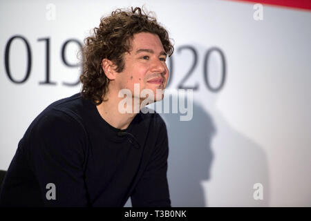 Berlin, Deutschland. 08 Apr, 2019. Robin Ticciati, Chefdirigent des Deutschen Symphonie-Orchesters für die Saison 2019/20, hört auf einer Pressekonferenz im Panorama des Pergamonmuseums. Credit: Lisa Ducret/dpa/Alamy leben Nachrichten Stockfoto