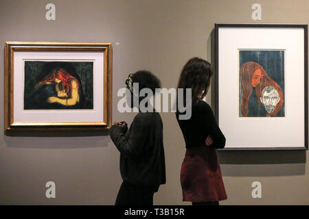 Das British Museum. London, Großbritannien, 8. April 2019 - ein Mitarbeiter Ansichten Edvard MunchÕs bin anÕs Kopf in WomanÕs Haar, 1896' (rechts). Munch Verwendung von womenÕs Haar weiblichen Einklemmung os einer seiner Lieblinge Motive zu bedeuten. Er beabsichtigte, eine Hand-farbigen Eindruck von diesem drucken, wie auf der Titelseite der "Mirror", eine Gruppe von 22 Drucke auf seine immer wiederkehrenden Themen der Sehnsucht, Eifersucht und Trennung, hoffte er, zusammen in einem Portfolio zu veröffentlichen. Credit: Dinendra Haria/Alamy leben Nachrichten Stockfoto
