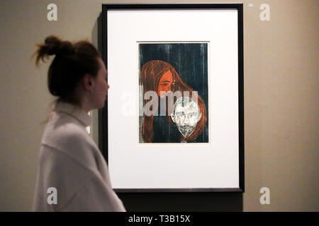 Das British Museum. London, Großbritannien, 8. April 2019 - ein Mitarbeiter Ansichten Edvard MunchÕs bin anÕs Kopf in WomanÕs Haar, 1896'. Munch Verwendung von womenÕs Haar weiblichen Einklemmung os einer seiner Lieblinge Motive zu bedeuten. Er beabsichtigte, eine Hand-farbigen Eindruck von diesem drucken, wie auf der Titelseite der "Mirror", eine Gruppe von 22 Drucke auf seine immer wiederkehrenden Themen der Sehnsucht, Eifersucht und Trennung, hoffte er, zusammen in einem Portfolio zu veröffentlichen. Das Werk des norwegischen Künstlers Edvard Munch (1863-1944) - "Edvard Munch: Liebe und Angst" im Britischen Museum öffnet von 11. April bis zum 21. Juli 2019. Credit: Dinendra Har Stockfoto