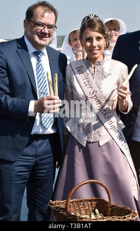 Klaistow, Deutschland. 08 Apr, 2019. Spargel Königin Kristin Reich stellt die frisch geschnittenen Spargel mit Jörg Vogelsänger (SPD), Brandenburgs Minister für Landwirtschaft. Am Sonntag mehr als 100 Tonnen das feine Gemüse könnte bereits geerntet werden. Foto: Bernd Settnik/dpa-Zentralbild/dpa/Alamy leben Nachrichten Stockfoto