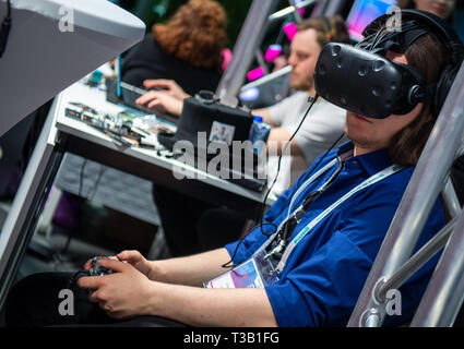 Berlin, Deutschland. 08 Apr, 2019. Ein Mann mit VR-Brille auf die 'Gamesweekberlin' 2019 ein Computerspiel. Das internationale Netzwerk Treffen der Spiele Industrie findet vom 8. April bis 14. April in der Kulturbrauerei. Credit: Monika Skolimowska/dpa-Zentralbild/dpa/Alamy leben Nachrichten Stockfoto