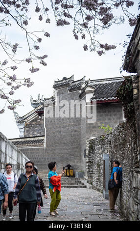 Guiyang, Provinz Guizhou Chinas. 8 Apr, 2019. Menschen besuchen alte Stadt Qingyan in Guiyang, der Hauptstadt der Provinz Guizhou im Südwesten Chinas, 8. April 2019. Credit: Tao Liang/Xinhua/Alamy leben Nachrichten Stockfoto