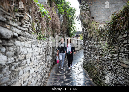 Guiyang, Provinz Guizhou Chinas. 8 Apr, 2019. Menschen besuchen alte Stadt Qingyan in Guiyang, der Hauptstadt der Provinz Guizhou im Südwesten Chinas, 8. April 2019. Credit: Tao Liang/Xinhua/Alamy leben Nachrichten Stockfoto