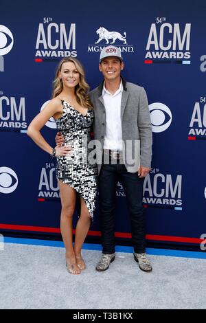 Las Vegas, NV, USA. 7 Apr, 2019. Amber Smith, Granger Smith in der Ankunftshalle für 54th Akademie der Country Music (ACM) Awards - Ankünfte 2, MGM Grand Garden Arena in Las Vegas, NV April 7, 2019. Foto: JA/Everett Collection Credit: Everett Collection Inc/Alamy leben Nachrichten Stockfoto