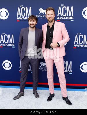 Las Vegas, NV, USA. 7 Apr, 2019. Dave Haywood, Charles Kelley von Lady Antebellum in der Ankunftshalle für 54th Akademie der Country Music (ACM) Awards - Ankünfte 2, MGM Grand Garden Arena in Las Vegas, NV April 7, 2019. Foto: JA/Everett Collection Credit: Everett Collection Inc/Alamy leben Nachrichten Stockfoto