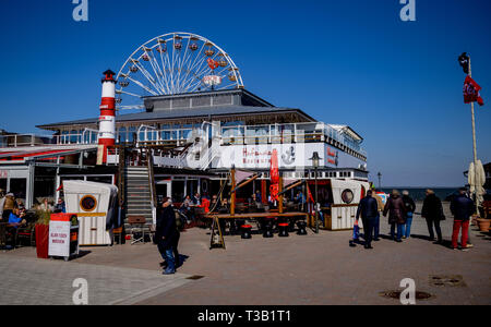 08. April 2019, Schleswig-Holstein, List/Sylt: die Besucher der Insel Sylt Spaziergang durch den Hafen im hellen Sonnenschein. Foto: Axel Heimken/dpa Stockfoto