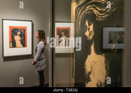 London, Großbritannien. 8. Apr 2019. Die drucken Block und einem der Drucke (Hintergrund) von Madonna 1895-1902 - Edvard Munch: Liebe und Angst am britischen Museum, die größte Ausstellung von Munchs druckt in Großbritannien für 45 Jahre. Die Ausstellung ist eine Zusammenarbeit mit Norwegen Munch Museum und läuft vom 11. April bis 21. Juli 2019. Credit: Guy Bell/Alamy leben Nachrichten Stockfoto