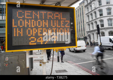 London, Großbritannien. 8. April 2019. Ein beleuchtetes Schild erinnert Treiber, die den Ultra Low Emission Zone ist jetzt in Kraft ist 24 Stunden am Tag. Inkrafttreten am 8. April in der gleichen Gegend von Central London die City-maut, die meisten Fahrzeuge, einschließlich Autos und Transporter, müssen die Emissionen ULEZ Standards oder ihre Treiber zu erfüllen, müssen eine tägliche Gebühr innerhalb der Zone zu fahren. Die ULEZ ist eine Initiative, die Luftqualität und die Gesundheit der Bevölkerung in Central London zu verbessern und wird durch den Bürgermeister von London unterstützt. Credit: Stephen Chung/Alamy leben Nachrichten Stockfoto