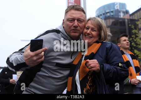 London, Großbritannien. 07 Apr, 2019. Wölfe fans macht sich auf den Weg zum Stadion vor Kick off. Die Emirate FA Cup, Halbfinale, Watford v Wolverhampton Wanderers im Wembley Stadion in London am Sonntag, den 7. April 2019. Dieses Bild dürfen nur für redaktionelle Zwecke verwendet werden. Nur die redaktionelle Nutzung, eine Lizenz für die gewerbliche Nutzung erforderlich. Keine Verwendung in Wetten, Spiele oder einer einzelnen Verein/Liga/player Publikationen. pic von Steffan Bowen/Andrew Orchard sport Fotografie/Alamy Live news Credit: Andrew Orchard sport Fotografie/Alamy leben Nachrichten Stockfoto
