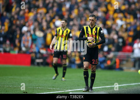 London, Großbritannien. 07 Apr, 2019. Jose Holebas von Watford nimmt einen Einwurf. Die Emirate FA Cup, Halbfinale, Watford v Wolverhampton Wanderers im Wembley Stadion in London am Sonntag, den 7. April 2019. Dieses Bild dürfen nur für redaktionelle Zwecke verwendet werden. Nur die redaktionelle Nutzung, eine Lizenz für die gewerbliche Nutzung erforderlich. Keine Verwendung in Wetten, Spiele oder einer einzelnen Verein/Liga/player Publikationen. pic von Andrew Obstgarten/Andrew Orchard sport Fotografie/Alamy Live news Credit: Andrew Orchard sport Fotografie/Alamy leben Nachrichten Stockfoto