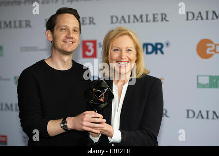 Von links: Sebastian COLLEY, Autor, Maren KROYMANN, Schauspielerin, Preisträger für den Film, AûKroymann, Aú, 54. Verleihung des Adolf-Grimme-Preis den Adolf Grimme Preis Grimme Preis in Marl, 05.04.2019. € | Nutzung weltweit Stockfoto