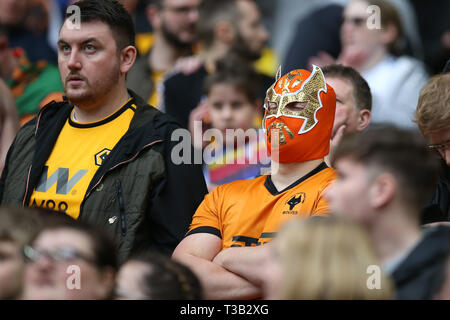 London, Großbritannien. 07 Apr, 2019. Wolverhampton Wanderers Fans an schaut. Die Emirate FA Cup, Halbfinale, Watford v Wolverhampton Wanderers im Wembley Stadion in London am Sonntag, den 7. April 2019. Dieses Bild dürfen nur für redaktionelle Zwecke verwendet werden. Nur die redaktionelle Nutzung, eine Lizenz für die gewerbliche Nutzung erforderlich. Keine Verwendung in Wetten, Spiele oder einer einzelnen Verein/Liga/player Publikationen. pic von Andrew Obstgarten/Andrew Orchard sport Fotografie/Alamy Live news Credit: Andrew Orchard sport Fotografie/Alamy leben Nachrichten Stockfoto