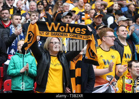 London, Großbritannien. 07 Apr, 2019. Wolverhampton Wanderers Fans an schaut. Die Emirate FA Cup, Halbfinale, Watford v Wolverhampton Wanderers im Wembley Stadion in London am Sonntag, den 7. April 2019. Dieses Bild dürfen nur für redaktionelle Zwecke verwendet werden. Nur die redaktionelle Nutzung, eine Lizenz für die gewerbliche Nutzung erforderlich. Keine Verwendung in Wetten, Spiele oder einer einzelnen Verein/Liga/player Publikationen. pic von Andrew Obstgarten/Andrew Orchard sport Fotografie/Alamy Live news Credit: Andrew Orchard sport Fotografie/Alamy leben Nachrichten Stockfoto