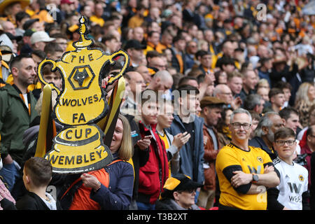 London, Großbritannien. 07 Apr, 2019. Wolverhampton Wanderers Fans an schaut. Die Emirate FA Cup, Halbfinale, Watford v Wolverhampton Wanderers im Wembley Stadion in London am Sonntag, den 7. April 2019. Dieses Bild dürfen nur für redaktionelle Zwecke verwendet werden. Nur die redaktionelle Nutzung, eine Lizenz für die gewerbliche Nutzung erforderlich. Keine Verwendung in Wetten, Spiele oder einer einzelnen Verein/Liga/player Publikationen. pic von Andrew Obstgarten/Andrew Orchard sport Fotografie/Alamy Live news Credit: Andrew Orchard sport Fotografie/Alamy leben Nachrichten Stockfoto