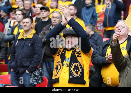 London, Großbritannien. 07 Apr, 2019. Wolverhampton Wanderers Fans an schaut. Die Emirate FA Cup, Halbfinale, Watford v Wolverhampton Wanderers im Wembley Stadion in London am Sonntag, den 7. April 2019. Dieses Bild dürfen nur für redaktionelle Zwecke verwendet werden. Nur die redaktionelle Nutzung, eine Lizenz für die gewerbliche Nutzung erforderlich. Keine Verwendung in Wetten, Spiele oder einer einzelnen Verein/Liga/player Publikationen. pic von Andrew Obstgarten/Andrew Orchard sport Fotografie/Alamy Live news Credit: Andrew Orchard sport Fotografie/Alamy leben Nachrichten Stockfoto