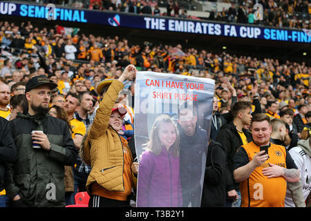 London, Großbritannien. 07 Apr, 2019. Wolverhampton Wanderers Fans an schaut. Die Emirate FA Cup, Halbfinale, Watford v Wolverhampton Wanderers im Wembley Stadion in London am Sonntag, den 7. April 2019. Dieses Bild dürfen nur für redaktionelle Zwecke verwendet werden. Nur die redaktionelle Nutzung, eine Lizenz für die gewerbliche Nutzung erforderlich. Keine Verwendung in Wetten, Spiele oder einer einzelnen Verein/Liga/player Publikationen. pic von Andrew Obstgarten/Andrew Orchard sport Fotografie/Alamy Live news Credit: Andrew Orchard sport Fotografie/Alamy leben Nachrichten Stockfoto