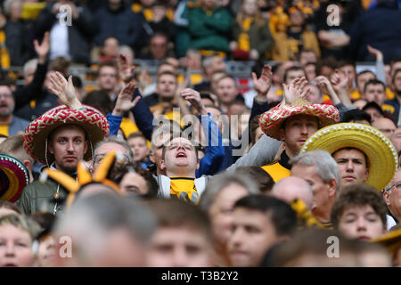 London, Großbritannien. 07 Apr, 2019. Wolverhampton Wanderers Fans an schaut. Die Emirate FA Cup, Halbfinale, Watford v Wolverhampton Wanderers im Wembley Stadion in London am Sonntag, den 7. April 2019. Dieses Bild dürfen nur für redaktionelle Zwecke verwendet werden. Nur die redaktionelle Nutzung, eine Lizenz für die gewerbliche Nutzung erforderlich. Keine Verwendung in Wetten, Spiele oder einer einzelnen Verein/Liga/player Publikationen. pic von Andrew Obstgarten/Andrew Orchard sport Fotografie/Alamy Live news Credit: Andrew Orchard sport Fotografie/Alamy leben Nachrichten Stockfoto