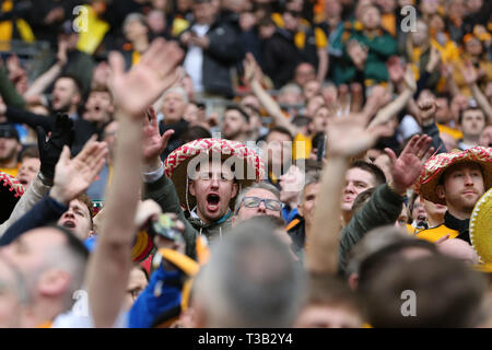 London, Großbritannien. 07 Apr, 2019. Wolverhampton Wanderers Fans an schaut. Die Emirate FA Cup, Halbfinale, Watford v Wolverhampton Wanderers im Wembley Stadion in London am Sonntag, den 7. April 2019. Dieses Bild dürfen nur für redaktionelle Zwecke verwendet werden. Nur die redaktionelle Nutzung, eine Lizenz für die gewerbliche Nutzung erforderlich. Keine Verwendung in Wetten, Spiele oder einer einzelnen Verein/Liga/player Publikationen. pic von Andrew Obstgarten/Andrew Orchard sport Fotografie/Alamy Live news Credit: Andrew Orchard sport Fotografie/Alamy leben Nachrichten Stockfoto