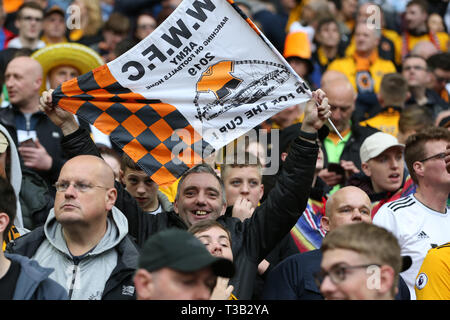 London, Großbritannien. 07 Apr, 2019. Wolverhampton Wanderers Fans an schaut. Die Emirate FA Cup, Halbfinale, Watford v Wolverhampton Wanderers im Wembley Stadion in London am Sonntag, den 7. April 2019. Dieses Bild dürfen nur für redaktionelle Zwecke verwendet werden. Nur die redaktionelle Nutzung, eine Lizenz für die gewerbliche Nutzung erforderlich. Keine Verwendung in Wetten, Spiele oder einer einzelnen Verein/Liga/player Publikationen. pic von Andrew Obstgarten/Andrew Orchard sport Fotografie/Alamy Live news Credit: Andrew Orchard sport Fotografie/Alamy leben Nachrichten Stockfoto