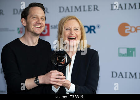 Von links: Sebastian COLLEY, Autor, Maren KROYMANN, Schauspielerin, Preisträger für den Film Kroymann, 54. Vorstellung des Adolf-Grimme-Preis der Adolf-Grimme-Preis Grimm Award in Marl, 05.04.2019. | Verwendung weltweit Stockfoto