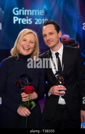 Von links: Maren KROYMANN, Schauspielerin, Sebastian COLLEY, Autor, endgültige Foto mit den Preisträgern, die 54Th Präsentation des Adolf-Grimme-Preis den Adolf Grimme Preis Grimme Preis in Marl, 05.04.2019. | Verwendung weltweit Stockfoto