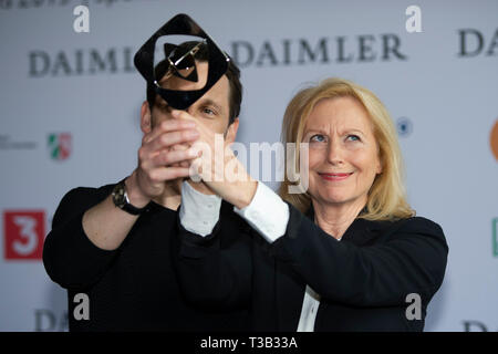 Von links: Sebastian COLLEY, Autor, Maren KROYMANN, Schauspielerin, Preisträger für den Film Kroymann, 54. Vorstellung des Adolf-Grimme-Preis der Adolf-Grimme-Preis Grimm Award in Marl, 05.04.2019. | Verwendung weltweit Stockfoto