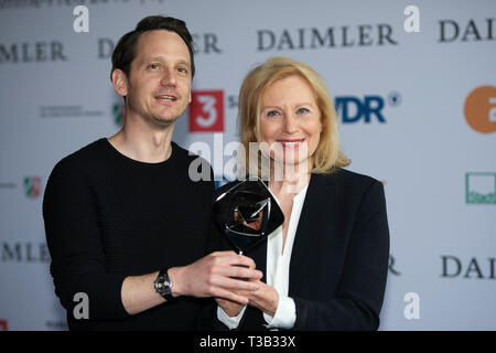 Von links: Sebastian COLLEY, Autor, Maren KROYMANN, Schauspielerin, Preisträger für den Film Kroymann, 54. Vorstellung des Adolf-Grimme-Preis der Adolf-Grimme-Preis Grimm Award in Marl, 05.04.2019. | Verwendung weltweit Stockfoto