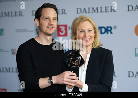 Von links: Sebastian COLLEY, Autor, Maren KROYMANN, Schauspielerin, Preisträger für den Film Kroymann, 54. Vorstellung des Adolf-Grimme-Preis der Adolf-Grimme-Preis Grimm Award in Marl, 05.04.2019. | Verwendung weltweit Stockfoto